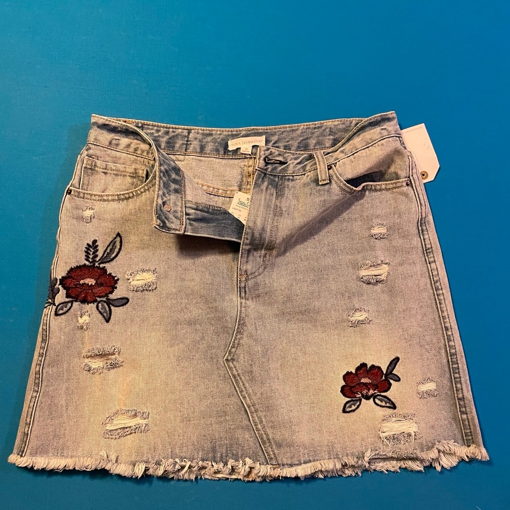 NWT Denim mini skirt with embroidered flowers. Sz 31